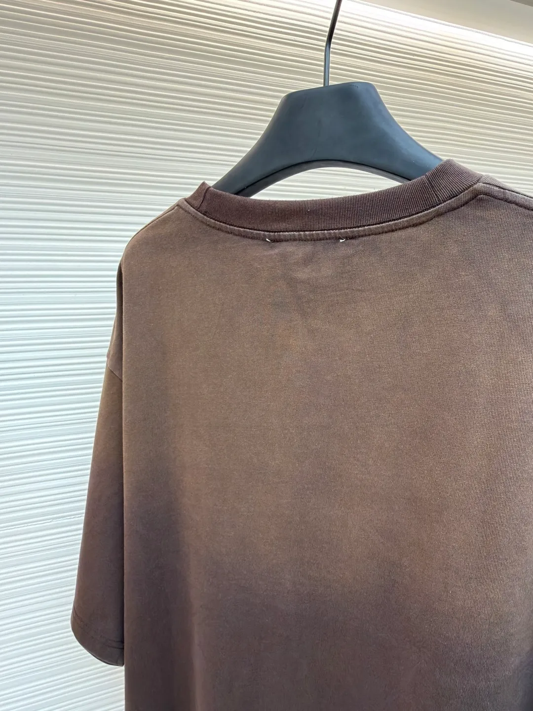 Acne Studios distressed logo short sleeves ●Original version: purchased and developed for 4100 ●Item number: 1682345-A15 ●Fabric: soft plain weave fabric ●Technology: glue printing ●Color: brown gradient ●Version: fitted version ●Weight: about 395 grams ●Size: S-M-L-XL ●Description: Customized elegant cotton double-ply soft plain weave fabric, soft and delicate, comfortable and close to the skin, with warm brown as the main color with grayscale It is unobtrusive but has an overwhelming aura. The ACNE GYM logo on the body is outlined with powerful brown lines. For Everyone is simple but contains profound meaning. The inadvertently smudged distressed effect meets the carrier of retro feelings, which is full of fashion tension, making every outfit a fashion feast. Adopting imported machine appliqué embroidery technology, using advanced computer control systems and precision mechanical components to achieve ACNE GYM appliqué embroidery operations, presenting an embroidery effect with both clarity and three-dimensionality. Glue printing is used. The printing has been modified three times with the film screen. Use glue liquid paint to print the pattern on the fabric. Bake the fabric to fix the gradient of the printed image and make it look old. By spraying dyes of different colors on the surface of the fabric, the clothes can show rich color changes under different lights. Increase the visual layering. The fabrics have been washed, have a better hand feel and texture, are not easy to deform, are not easy to shrink, are not easy to fade, and maintain long-term beauty. The overall wiring is straight and delicate, the fabric is comfortable and soft, and the color is consistent without color difference. It can be matched with the same style to create a fashionable look and control various occasions. Customized accessories, complete with three standards, same style for men and women!